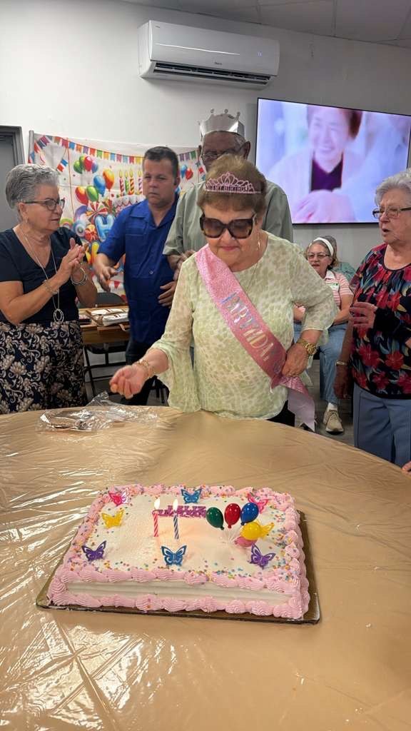 Fiesta de cumpleanos con pastel
