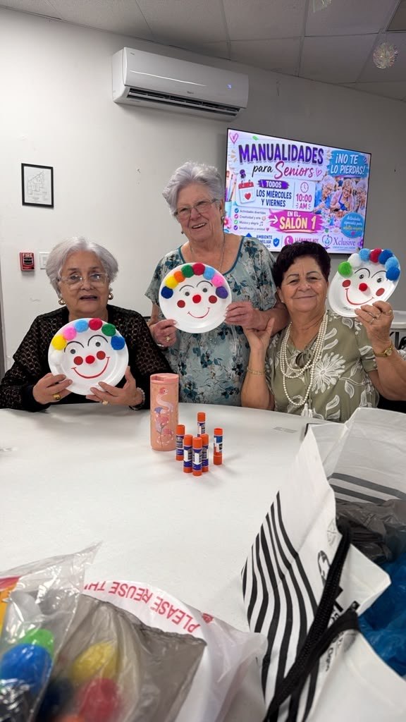 Grupo de miembros mostrando manualidades