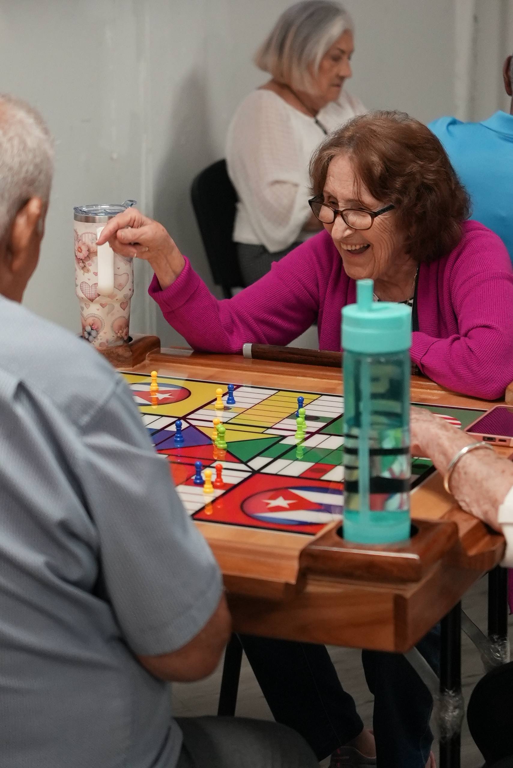 Miembros disfrutando juegos de mesa