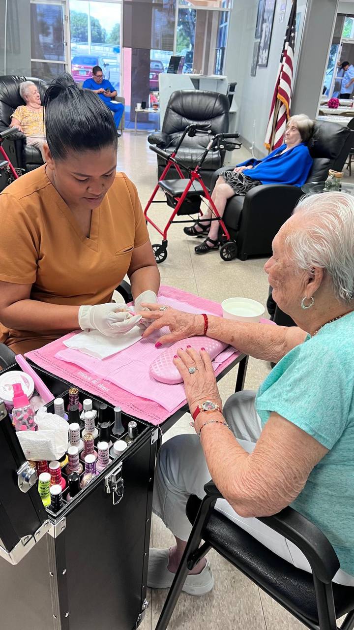 Servicio de manicure para adultos mayores